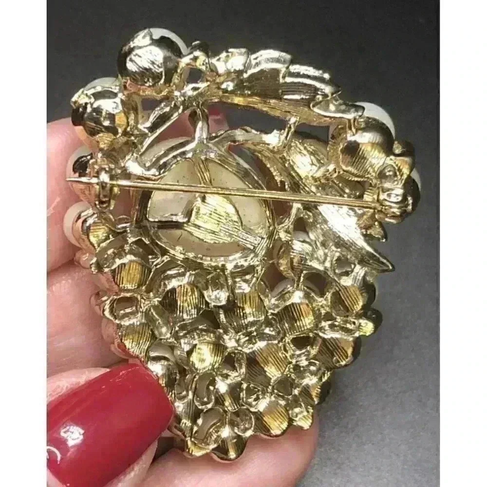 Vintage Baroque‎ Pearl Gold Tone AB Aurora Borealis Rhinestone Brooch READ
